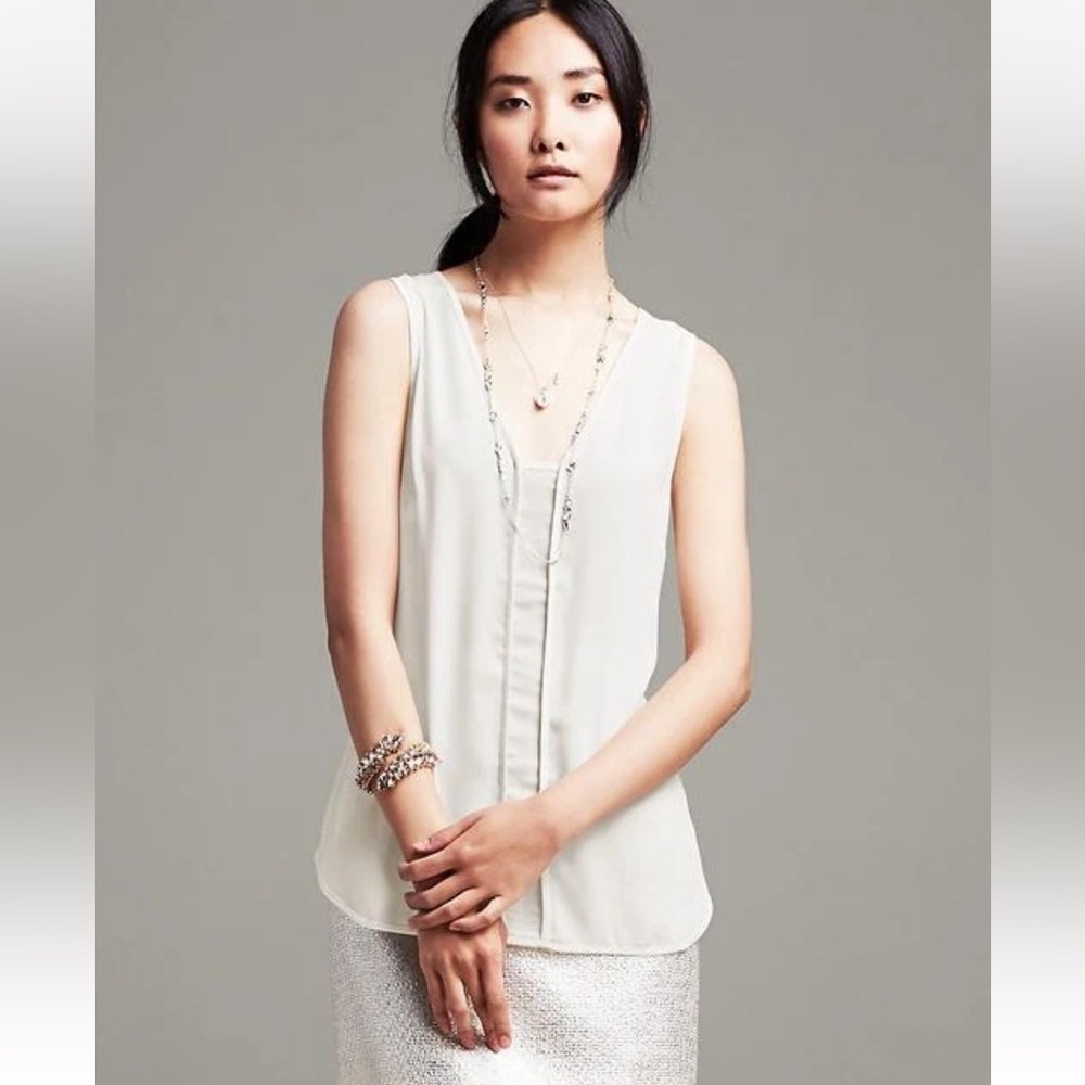 Banana Republic Sleeveless Coastal Cream Blouse – Minimalist & Versatile, Small